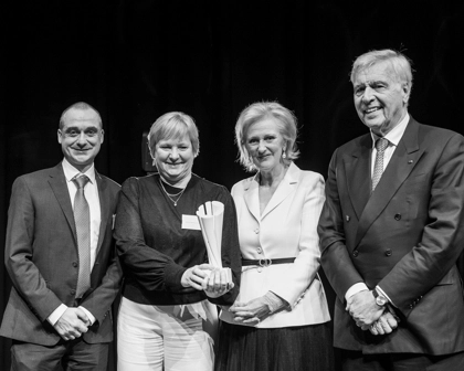 GSK team celebrates winning the 2025 essenscia Innovation Award for RSV vaccine.