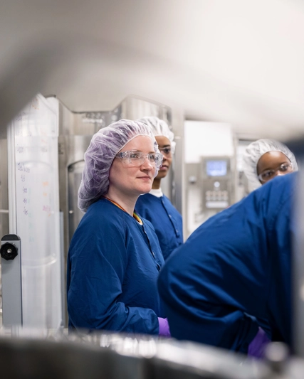 Des jeunes talents féminines dans un laboratoire
